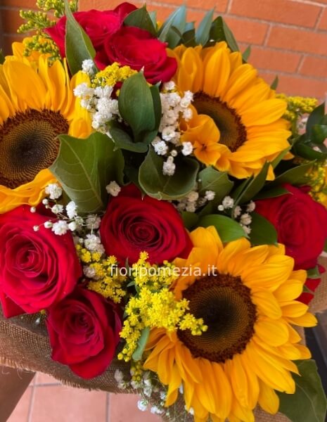 Bouquet di girasoli e rose rosse