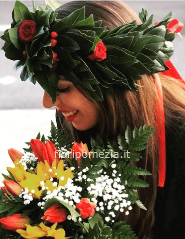 coroncina di alloro semplice con raso rosso e bouquet di buon augurio abbinato