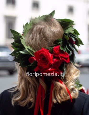Coroncina di solo alloro con nastro di raso rosso