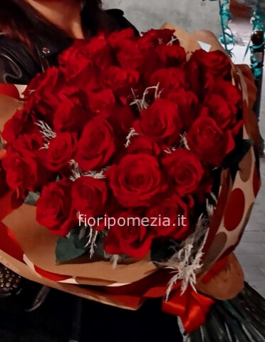 Bouquet di rose rosse confezionato.