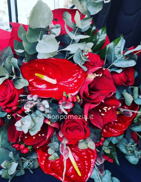 bouquet di rose rosse e anthurium