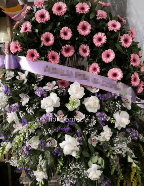 Corona funebre con fiori freschi assortiti a Vs richiesta