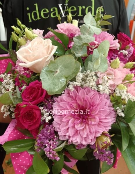 Bouquet primaverile sui toni del rosa