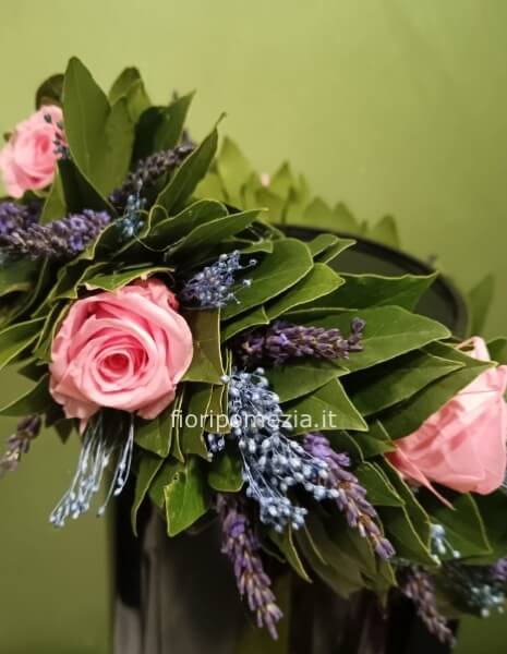 Coroncina di alloro con 5 rose stabilizzate, lavanda ect