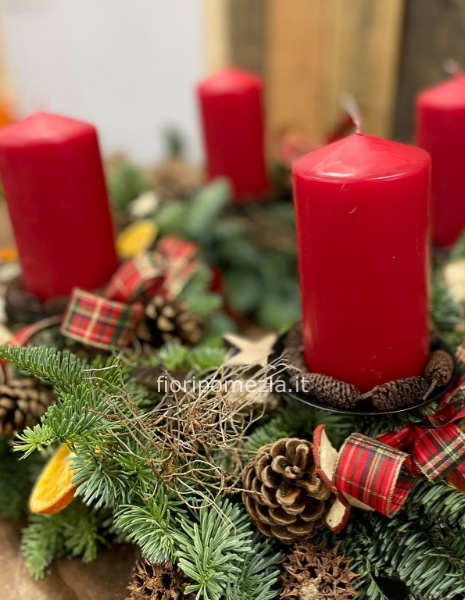 Ghirlanda dell´avvento natalizia con candele
