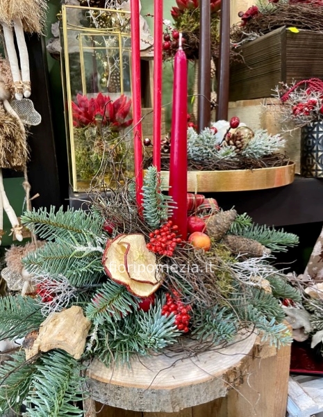 Centrotavola di Natale con candele su fetta di legno