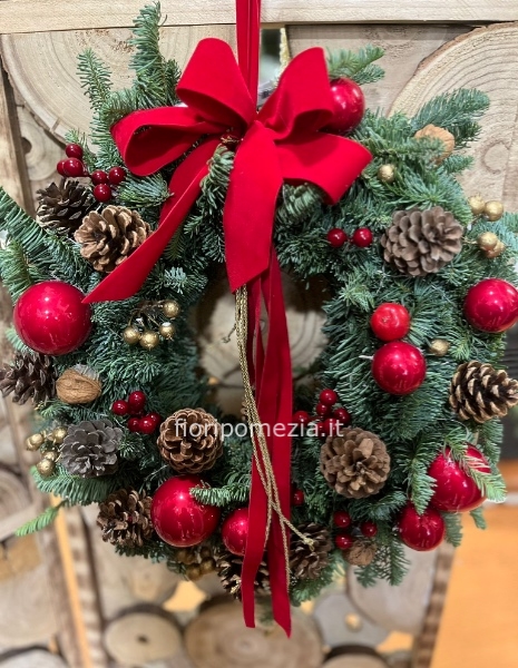 Ghirlanda di Natale decorata da parete