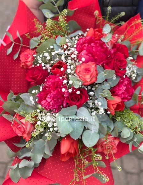 Bouquet di fiori misti con Rose rosse per San Valentino